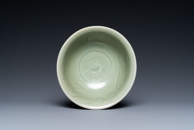 Een Chinese Longquan celadon kom met ingekerfd decor, Ming