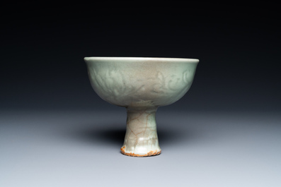 Een Chinese Longquan celadon stem cup met onderglazuur decor, Ming