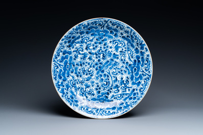 Drie Chinese blauw-witte 'druiven' schotels, Kangxi