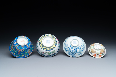 Quatre bols en porcelaine de Chine famille rose et en bleu et blanc, 19/20&egrave;me