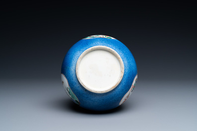 Un vase de forme bouteille et un plat en porcelaine de Chine famille verte et bleu poudr&eacute;, Kangxi