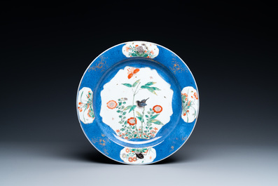 Een Chinese famille verte en poederblauwe flesvormige vaas en een schotel, Kangxi