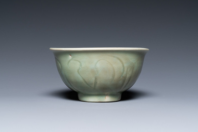 Een Chinese Longquan celadon kom met ingekerfd decor, Ming