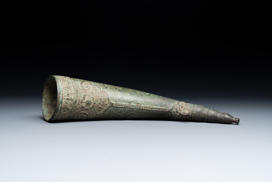 A Vietnamese bronze 'Oliphant' horn or rhyton, L&ecirc; or Mạc dynasty, 15/16th C.