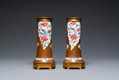 Une paire de vases en porcelaine de Chine famille rose aux montures en bronze dor&eacute;, Qianlong