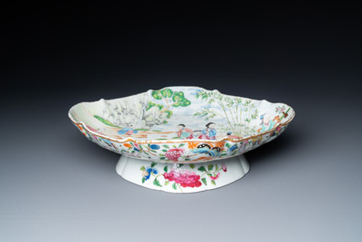 A fine Chinese Canton famille rose bowl on foot, 19th C.