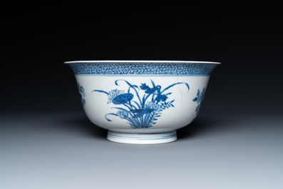 Een Chinese blauw-witte kom met floraal decor, Kangxi