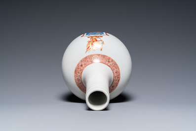 Un vase de forme bouteille en porcelaine de Chine &agrave; d&eacute;cor armori&eacute;, Qianlong