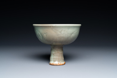 Een Chinese Longquan celadon stem cup met onderglazuur decor, Ming