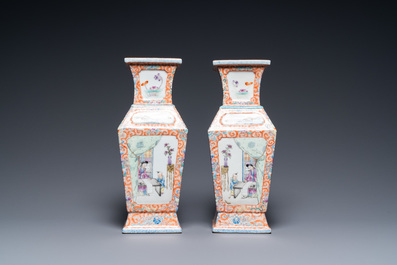 Une paire de vases de forme carr&eacute;e en porcelaine de Chine famille rose, marque de Qianlong, R&eacute;publique