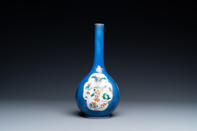 Un vase de forme bouteille et un plat en porcelaine de Chine famille verte et bleu poudr&eacute;, Kangxi