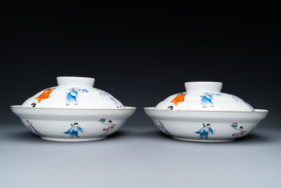 Une paire de bols couverts en porcelaine de Chine famille rose, marque et &eacute;poque de Guangxu