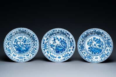 Six plats godronn&eacute;s en porcelaine de Chine en bleu et blanc, Kangxi