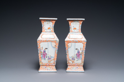 Une paire de vases de forme carr&eacute;e en porcelaine de Chine famille rose, marque de Qianlong, R&eacute;publique