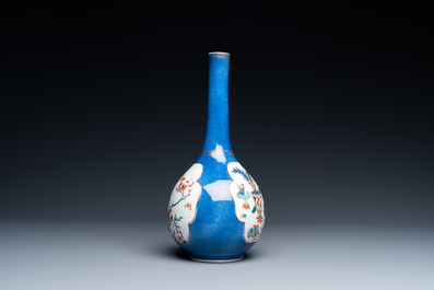 Un vase de forme bouteille et un plat en porcelaine de Chine famille verte et bleu poudr&eacute;, Kangxi