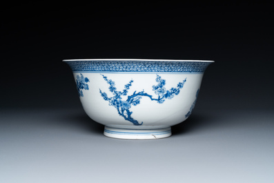 Een Chinese blauw-witte kom met floraal decor, Kangxi