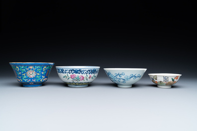Vier diverse Chinese famille rose en blauw-witte kommen, 19/20e eeuw