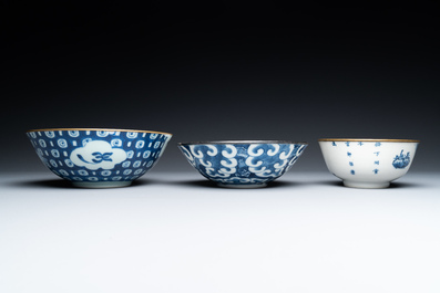 Sept pi&egrave;ces en porcelaine de Chine 'Bleu de Hue' pour le Vietnam, 19&egrave;me