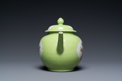 Une th&eacute;i&egrave;re en porcelaine de Chine &agrave; d&eacute;cor en grisaille et rouge de fer sur fond vert de citron, Qianlong