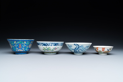 Quatre bols en porcelaine de Chine famille rose et en bleu et blanc, 19/20&egrave;me