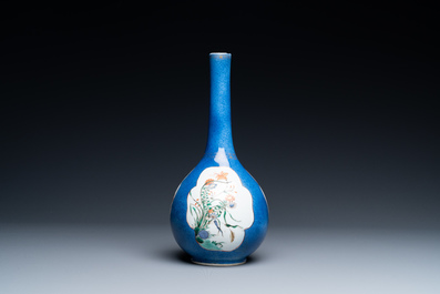 Un vase de forme bouteille et un plat en porcelaine de Chine famille verte et bleu poudr&eacute;, Kangxi