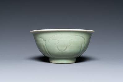 Een Chinese Longquan celadon kom met ingekerfd decor, Ming