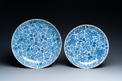 Drie Chinese blauw-witte 'druiven' schotels, Kangxi
