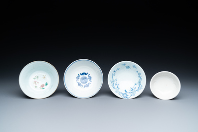Quatre bols en porcelaine de Chine famille rose et en bleu et blanc, 19/20&egrave;me