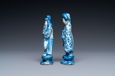 Twee blauw-witte Delftse figuren van een Chinese man en een vrouw, 1e kwart 18e eeuw