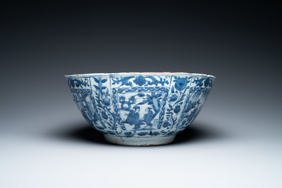 Un grand bol de type kraak en porcelaine de Chine en bleu et blanc, Wanli