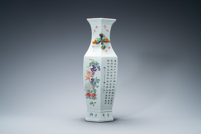 Un vase de forme hexagonale en porcelaine de Chine qianjiang cai, sign&eacute; Hong Buyu et dat&eacute; 1913