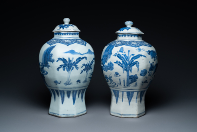 Une paire de vases couverts en porcelaine de Chine en bleu et blanc &agrave; d&eacute;cor de figures dans un paysage, &eacute;poque Transition