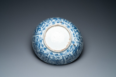 Un grand bol de type kraak en porcelaine de Chine en bleu et blanc, Wanli