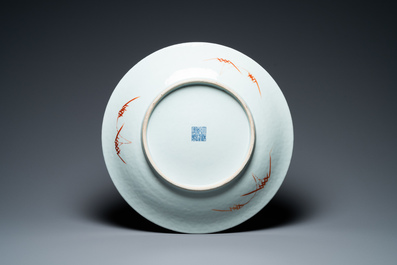 Un grand plat en porcelaine de Chine famille rose, marque de Qianlong, 19&egrave;me