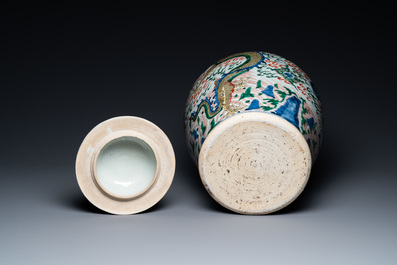 Een Chinese wucai 'draken' vaas met deksel, Transitie periode