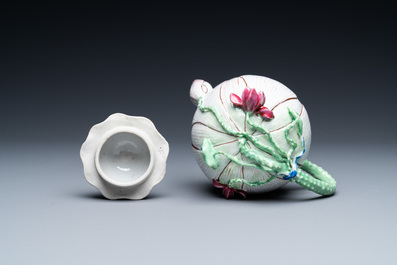 Une th&eacute;i&egrave;re couverte en forme de lotus en porcelaine de Chine famille rose, Yongzheng