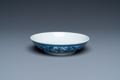 Een Chinees 'Bleu de Hue' bord voor de Vietnamese markt, Nhat merk voor keizer Minh Mang, 1820-1839