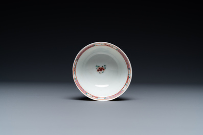 Une tasse et soucoupe en porcelaine de Chine famille rose &agrave; d&eacute;cor d'un couple sur une terrasse, Qianlong