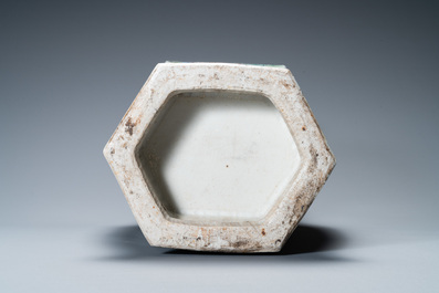 Un vase de forme hexagonale en porcelaine de Chine qianjiang cai, sign&eacute; Hong Buyu et dat&eacute; 1913