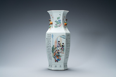 Un vase de forme hexagonale en porcelaine de Chine qianjiang cai, sign&eacute; Hong Buyu et dat&eacute; 1913