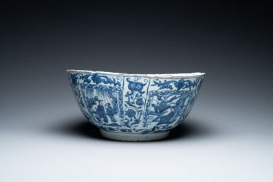 Un grand bol de type kraak en porcelaine de Chine en bleu et blanc, Wanli