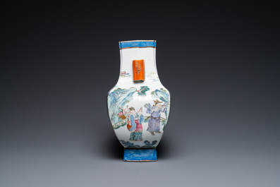 Un vase en porcelaine de Chine famille rose &agrave; d&eacute;cor d'immortels, 19&egrave;me