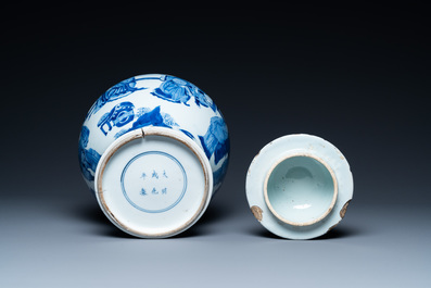 Un vase couvert en porcelaine de Chine en bleu et blanc, marque de Chenghua, Kangxi