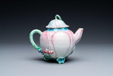 Une th&eacute;i&egrave;re couverte en forme de lotus en porcelaine de Chine famille rose, Yongzheng