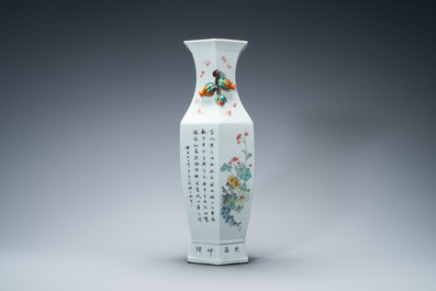 Un vase de forme hexagonale en porcelaine de Chine qianjiang cai, sign&eacute; Hong Buyu et dat&eacute; 1913