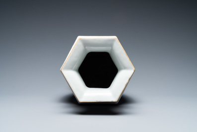 Un vase de forme hexagonale en porcelaine de Chine famille rose &agrave; d&eacute;cor de 'Wu Shuang Pu', 19&egrave;me