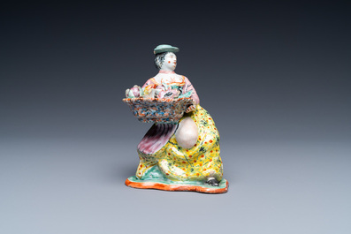 Een polychrome petit feu Delftse figuur van een bloemenverkoopster met ontblote boezem, 18e eeuw