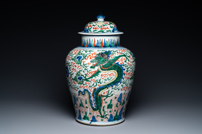 Un vase couvert en porcelaine de Chine wucai &agrave; d&eacute;cor de dragons, &eacute;poque Transition