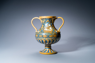 Un vase de forme balustre &agrave; deux anses en majolique &agrave; &eacute;mail lustr&eacute; d'apr&egrave;s un mod&egrave;le de Deruta, Cantagalli, Italie, 19&egrave;me