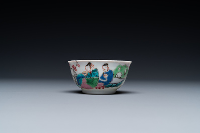 Une tasse et soucoupe en porcelaine de Chine famille rose &agrave; d&eacute;cor d'un couple sur une terrasse, Qianlong